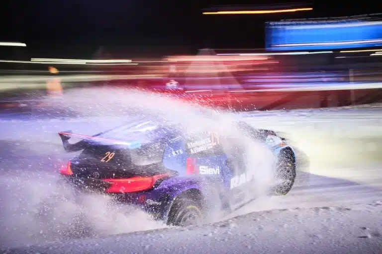 Roope Korhoselta komea alku SM-ralliin, Jari-Matti Latvala hyvässä iskussa