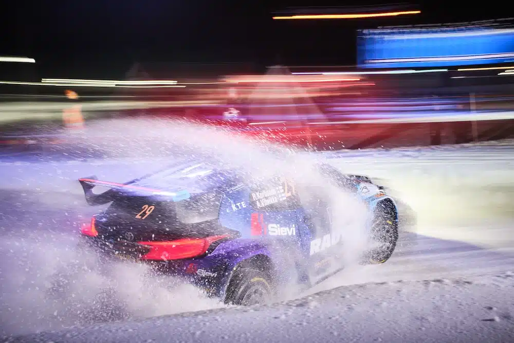 Roope Korhoselta komea alku SM-ralliin, Jari-Matti Latvala hyvässä iskussa