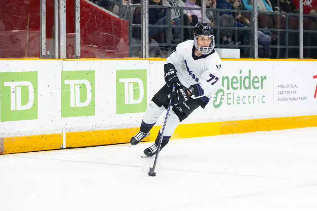 Jääkiekkoilija Susanna Tapani joutui osaksi historiallista pelaajakauppaa Jääkiekkoilija Susanna Tapani joutui osaksi historiallista pelaajakauppaa