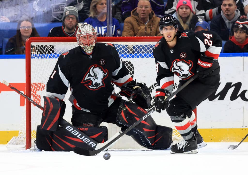 Ukko-Pekka Luukkonen lyötiin rajusti maanpinnalle NHL:ssä Ukko-Pekka Luukkonen lyötiin rajusti maanpinnalle NHL:ssä