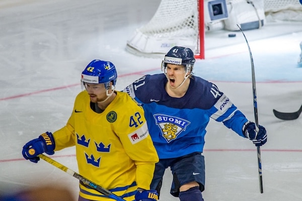 Kokenut Antti Pihlström kertoi millaista on pelata Leo Komarovin kanssa - "Ei siitä tiedä mitä se tekee" Kokenut Antti Pihlström kertoi millaista on pelata Leo Komarovin kanssa – ”Ei siitä tiedä mitä se tekee”