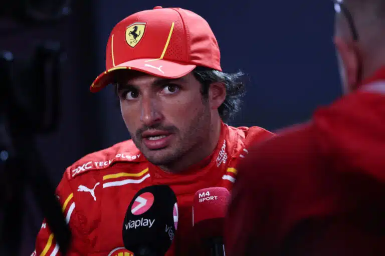 Carlos Sainz avasi Ferrarin kulisseja – ”Ei ole aina ruusuilla tanssimista”