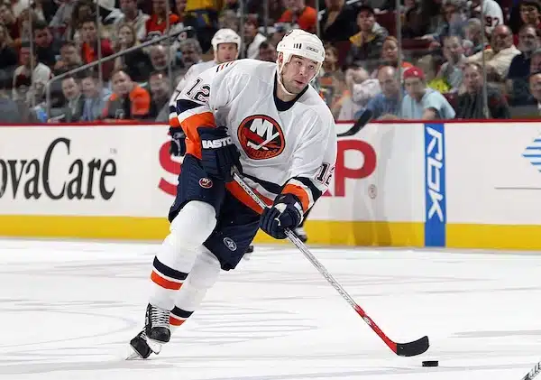 Entinen NHL-tappelija Chris Simon on kuollut Entinen NHL-tappelija Chris Simon on kuollut