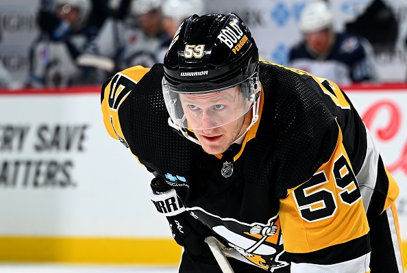 NHL-supertähti kaupattiin - teki nyt massiivisen sopimuksen NHL-supertähti kaupattiin – teki nyt massiivisen sopimuksen