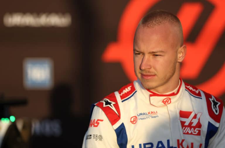 Venäjän F1-sankari vakuuttelee poliittista viattomuuttaan
