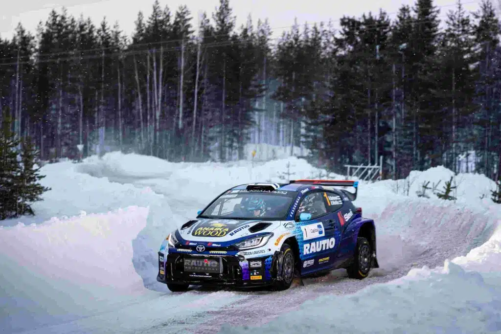 Ruotsin MM-rallista hyvät kilometrit alla – Roope Korhonen piikkipaikalta Tuuriin