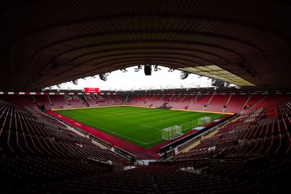 Jääkö Mestaruussarjan ottelu pelaamatta? Perinteisen jalkapallostadionin vieressä riehuu raju tulipalo Jääkö Mestaruussarjan ottelu pelaamatta? Perinteisen jalkapallostadionin vieressä riehuu raju tulipalo