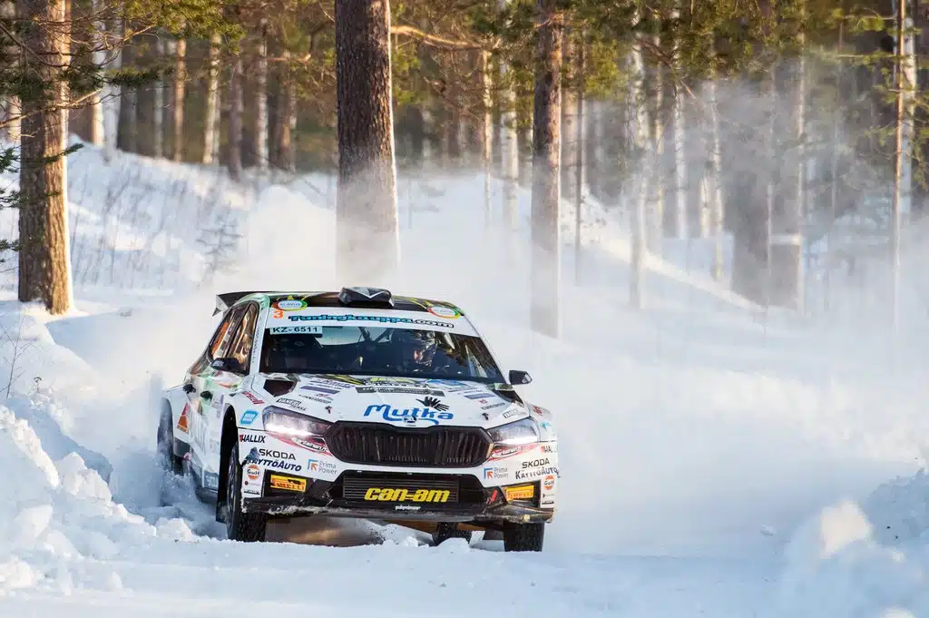 Rallin SM-sarjaa Kyläkaupan kulmilla – Teemu Asunmaa pääsee lataamaan takapihallaan