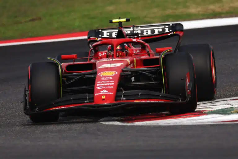 Carlos Sainz ulos ja Lewis Hamilton sisään – tekikö Ferrari valtavan virheen?