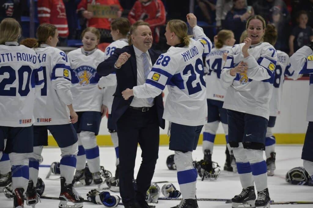 Näin Naisleijonien päävalmentaja puki MM-pronssin sanoiksi Näin Naisleijonien päävalmentaja puki MM-pronssin sanoiksi