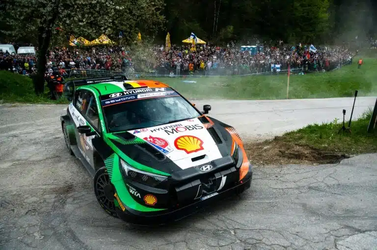 Kärkipaikka vaihtui MM-rallissa – Sami Pajarin tilanne haastava (ek5)