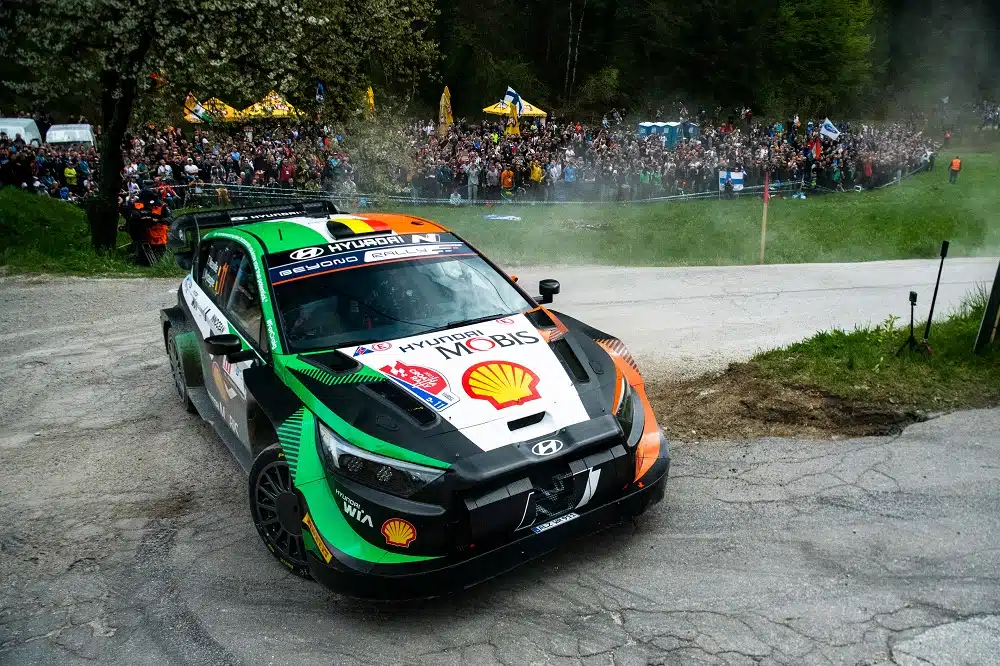 Kärkipaikka vaihtui MM-rallissa – Sami Pajarin tilanne haastava (ek5)