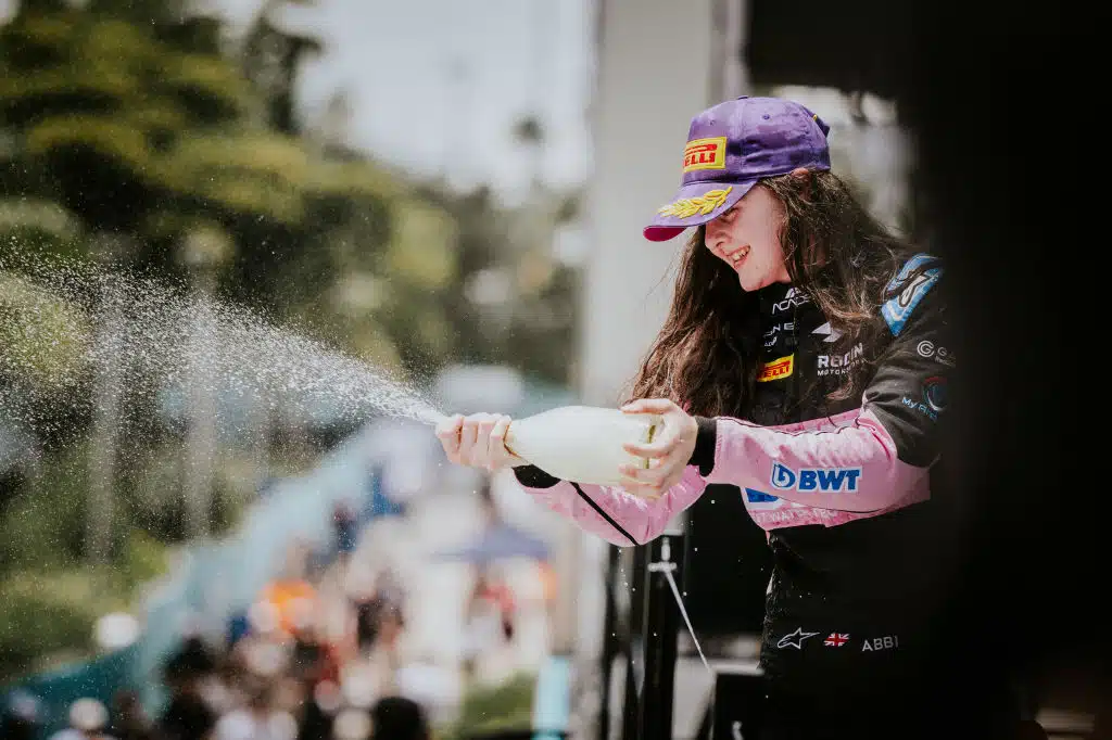 F4:ssa tehtiin historiaa - naiskuski ajoi ensimmäistä kertaa voittoon F4:ssa tehtiin historiaa – naiskuski ajoi ensimmäistä kertaa voittoon