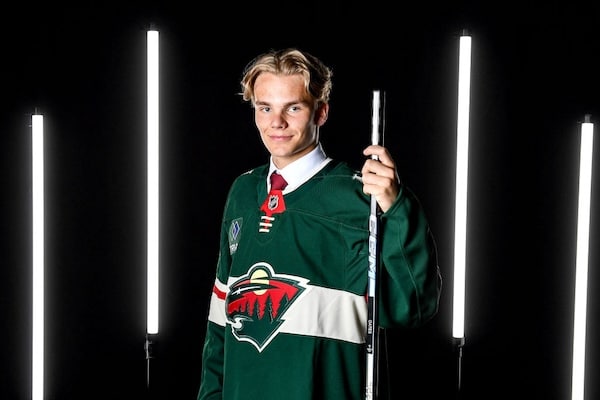 Aron Kiviharju valahti hämmentävän alas NHL:n varaustilaisuudessa Aron Kiviharju valahti hämmentävän alas NHL:n varaustilaisuudessa