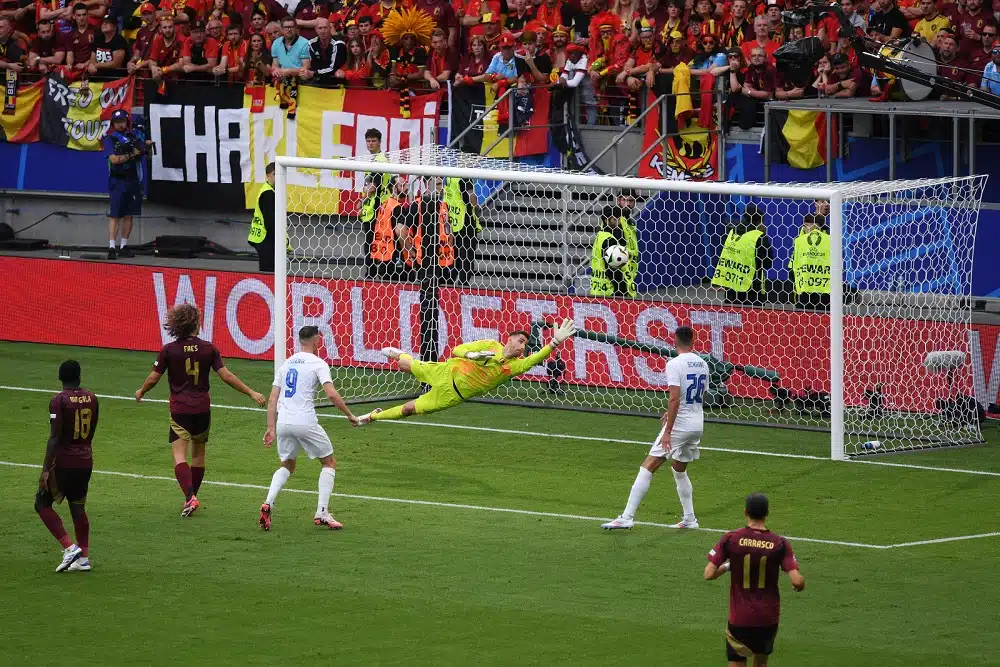 Jalkapallovalmentaja on omituisessa tilanteessa – ”En voi piilottaa rakkauttani”