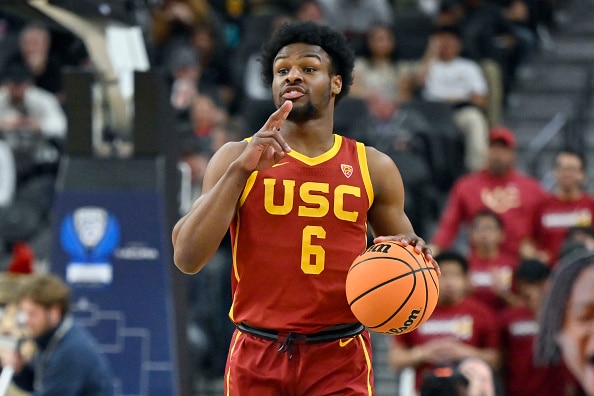 LeBron Jamesin poika laitettiin kentälle siirappisessa showssa LeBron Jamesin poika laitettiin kentälle siirappisessa showssa