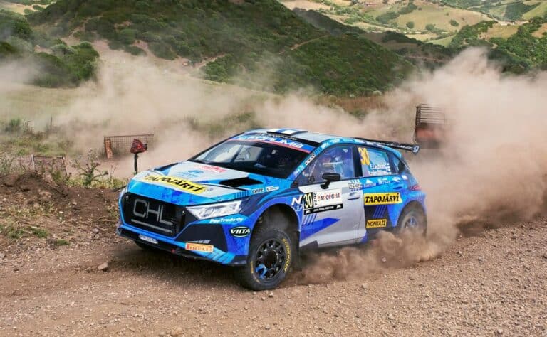 Emil Lindholm hallitsee Sardinian WRC2-kisaa – toinen suomalaiskuski rajusti ulos