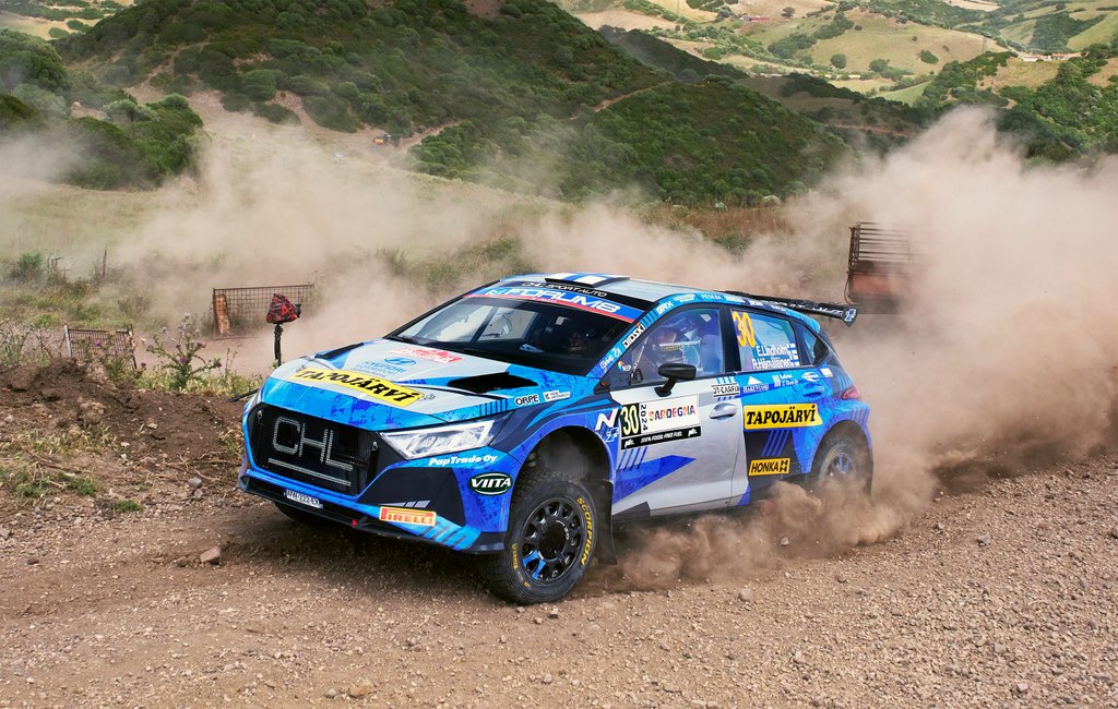 Emil Lindholm hallitsee Sardinian WRC2-kisaa – toiselle suomalaiskuski rajusti ulos