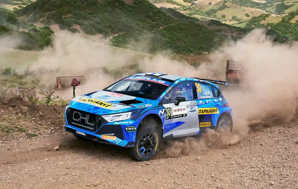 Emil Lindholm hallitsee Sardinian WRC2-kisaa – toinen suomalaiskuski rajusti ulos