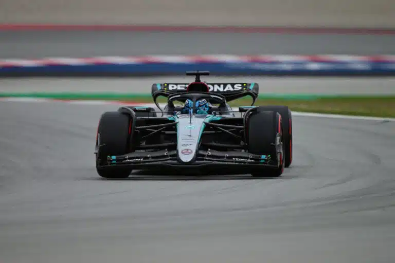 F1-talli vapautui ”kahleista” ja teki 30 miljoonan sopimuksen – liittyy vahvasti Lewis Hamiltoniin