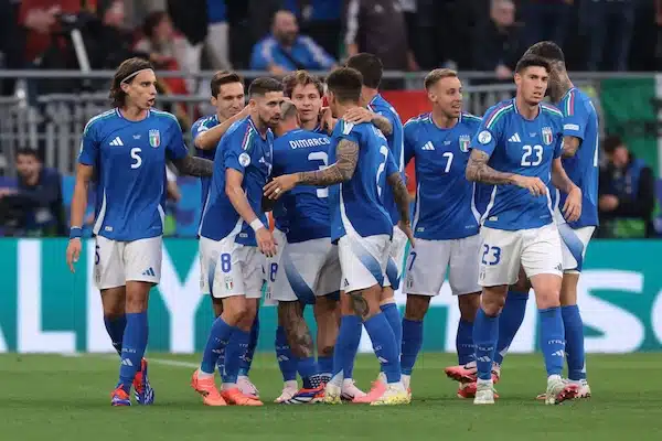 Italia toipui alun shokista EM-kisoissa ja takoi kahdella pikamaalilla voittoon Italia toipui alun shokista EM-kisoissa ja takoi kahdella pikamaalilla voittoon