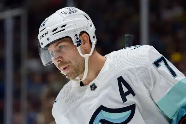 Nyt on melkoinen yllätys – entinen suomalainen NHL-kiekkoilija vaihtaa salibandyn pariin