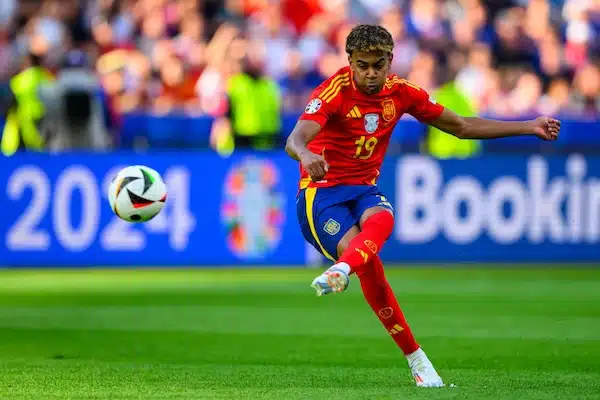 Jalkapallon EM-kisojen huippuottelu tarjosi karut lukemat - ihmeteini heti esillä Jalkapallon EM-kisojen huippuottelu tarjosi karut lukemat – ihmeteini heti esillä