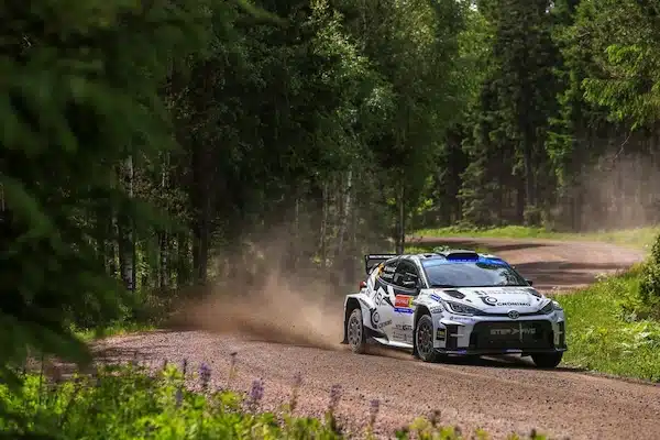 Suomalainen rallikuljettaja venyi komeaan saavutukseen – draamaa riitti