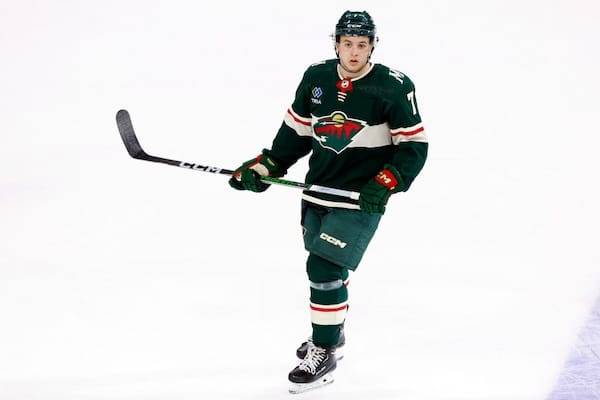 Tykkimäinen tulokaskausi toi NHL:n nuorelle tähdelle lähes 70 miljoonan dollarin sopimuksen
