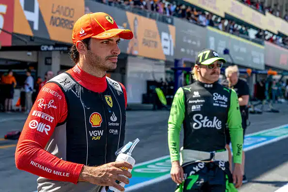 F1-tähteä naurattaa vieläkin - solmi Ferrari-sopimuksen pyjama yllään F1-tähteä naurattaa vieläkin – solmi Ferrari-sopimuksen pyjama yllään