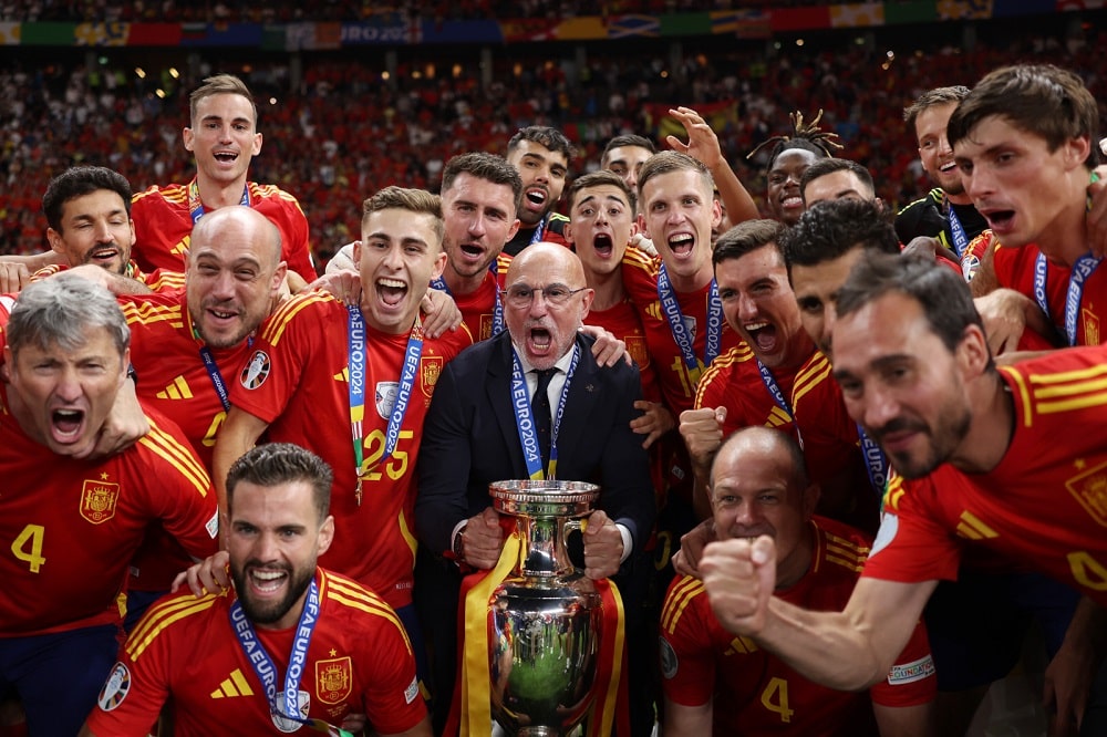Espanjalaisille Euroopan mestareille pilkkalaulusta pelikieltoa Espanjalaisille Euroopan mestareille pilkkalaulusta pelikieltoa