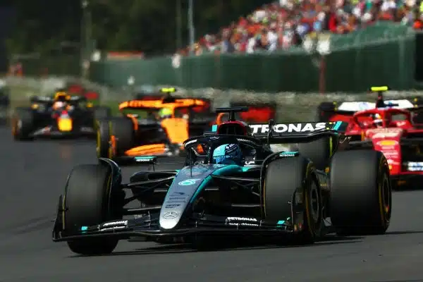 Mercedes ajoi kaksoisvoittoon legendaarisella F1-radalla - Valtteri Bottaksella jälleen tuttu kohtalo Mercedes ajoi kaksoisvoittoon legendaarisella F1-radalla – Valtteri Bottaksella jälleen tuttu kohtalo