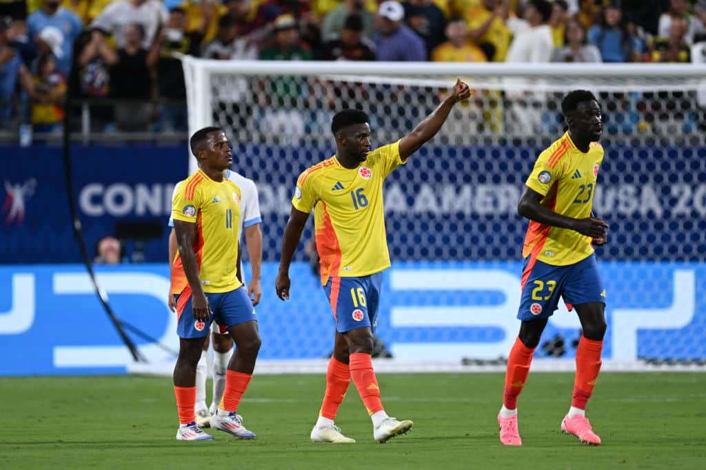 Pelaajat hyökkäsivät katsomoon – Copa American välierä päättyi väkivaltaan Pelaajat hyökkäsivät katsomoon – Copa American välierä päättyi väkivaltaan