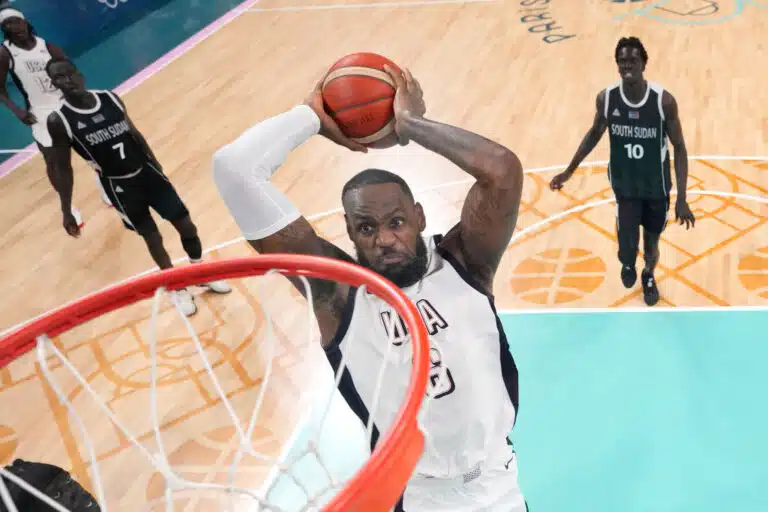 LeBron James tekemässä shokkisiirron NBA:ssa
