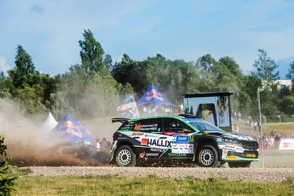SM-rallissa draamaa – kärkikuljettaja veteli ilman valoja
