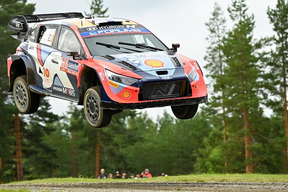 Esapekka Lappi rysäytti rajusti puuhun – Kalle Rovanperä latasi pohjat (ek6)