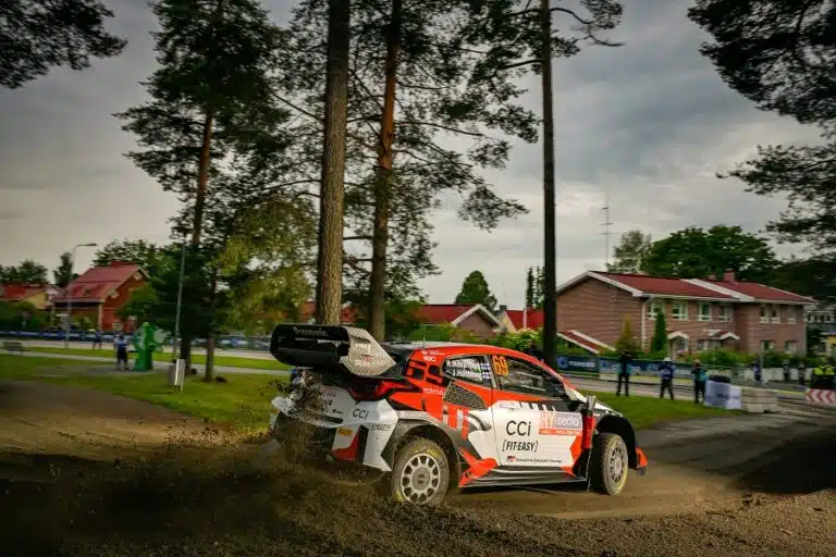 EK10: Sebastien Ogier tapahtumarikkaan päivän päätöserikoiskokeen nopein – Kalle Rovanperä jatkaa kärjessä
