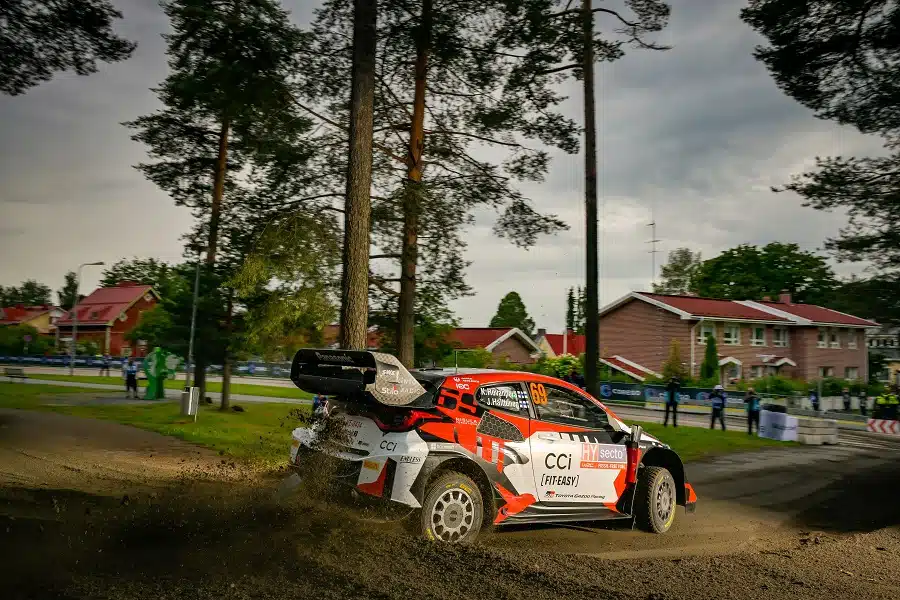 EK10: Sebastien Ogier tapahtumarikkaan päivän päätöserikoiskokeen nopein – Kalle Rovanperä jatkaa kärjessä