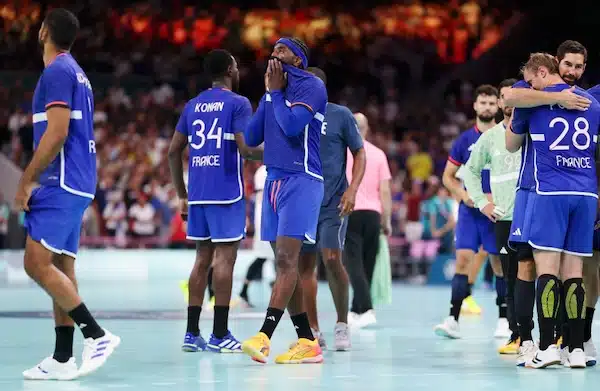 Nyt oli draamaa – hallitseva olympiavoittaja päästi kaksi maalia 13 sekunnissa ja putosi jatkosta