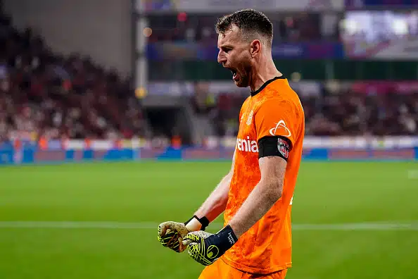 Lukas Hradeckyn Bayer Leverkusen ylsi uskomattomaan suoritukseen Lukas Hradeckyn Bayer Leverkusen ylsi uskomattomaan suoritukseen