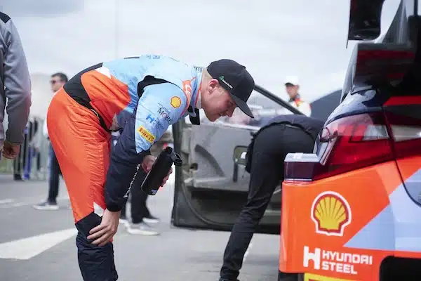 Esapekka Lapin kehonkieli kertoi todella paljon - suomalainen rikkoi taas autonsa Esapekka Lapin kehonkieli kertoi todella paljon – suomalainen rikkoi taas autonsa