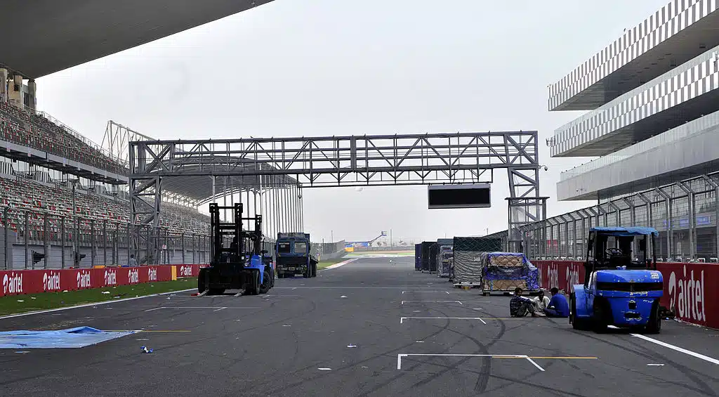 Peräti 350 miljoonaa maksanut F1-rata rapistuu autiona Peräti 350 miljoonaa maksanut F1-rata rapistuu autiona