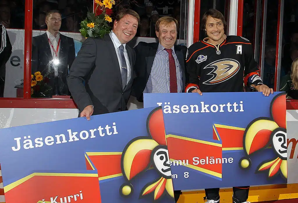 Hjallis Harkimo lupaili Teemu Selänteen paitaseremonioita 2001 – ei ole toteutunut Hjallis Harkimo lupaili Teemu Selänteen paitaseremonioita 2001 – ei ole toteutunut