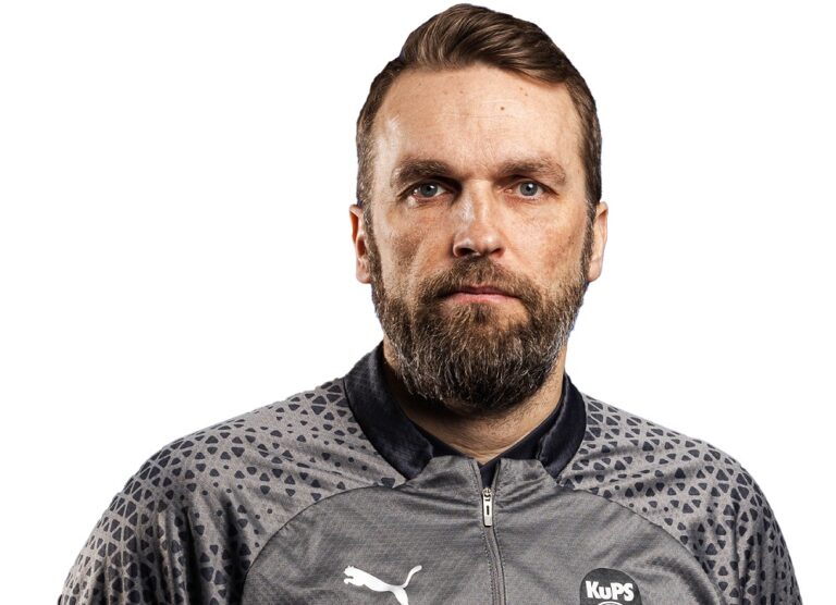 Valmentaako Jani Honkavaara Huuhkajat jalkapallon MM-kisoihin?