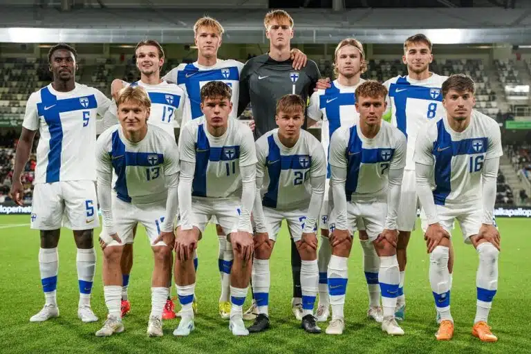 Pikkuhuuhkajat johtaa Hollantia vastaan 2-0!