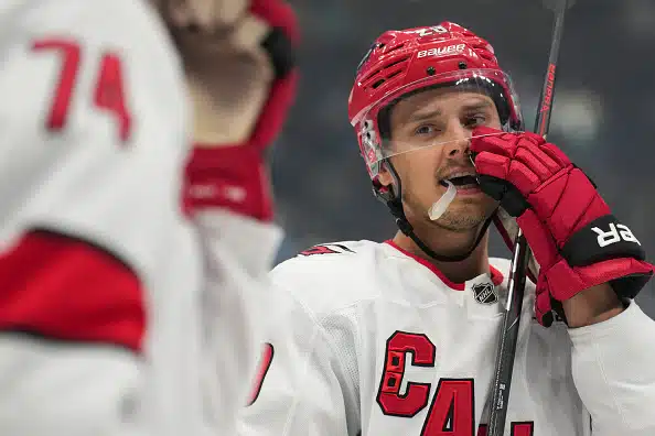 Sebastian Aho osui viime minuuteilla