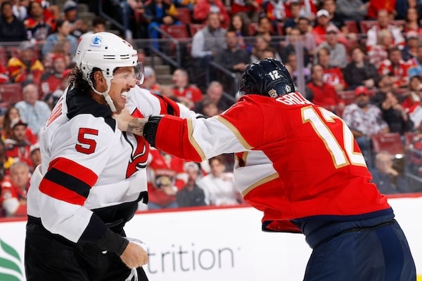 NHL:ssä nähtiin poikkeuksellisen raju nyrkkitappelu NHL:ssä nähtiin poikkeuksellisen raju nyrkkitappelu