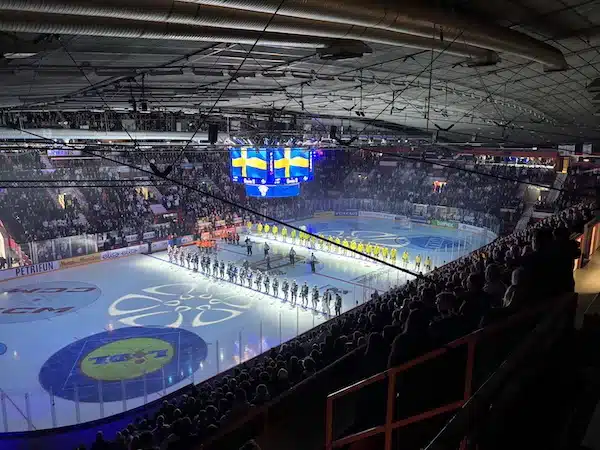 Tre Kronor tyrmäsi Leijonat pahasti jo avauserässä