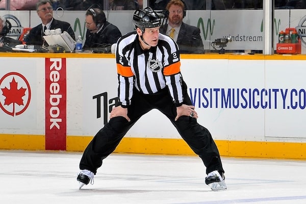 Yli 700 NHL-ottelua viheltänyt erotuomari on kuollut