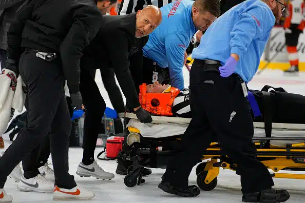 NHL-ottelussa pelottava tilanne - päätuomari kiidätettiin sairaalaan NHL-ottelussa pelottava tilanne – päätuomari kiidätettiin sairaalaan